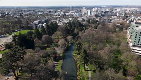 Río-Avon-En-El-Parque-Botánico-De-Christchurch-Y-Paisaje-Urbano-Del-Distrito-Central