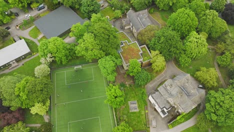 Zwei-Mannschaften-Spielen-Auf-Einem-Grünen-Fußballfeld-Zwischen-Den-Häusern-In-Einem-Luxuswohngebiet-In-Sheffield-Fußball-Gegeneinander