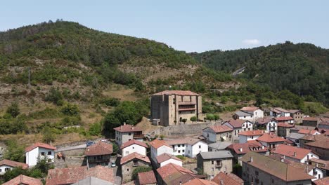 Drone-ascending-reveals-town-of-Garde,-Spain