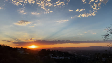 Blick-Auf-Die-Berge-Von-Malerischen-Sonnenuntergang-Gegen-Den-Blauen-Himmel-Mit-Wolken-In-Los-Angeles-Auf-Einem-Wanderweg,-Kalifornien