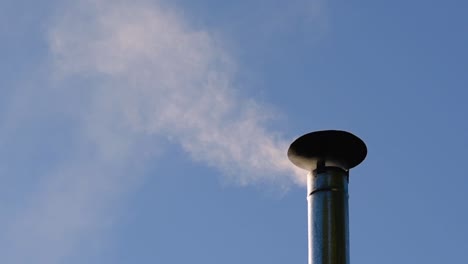 Wind-Bläst-Rauch-Aus-Einem-Schornstein