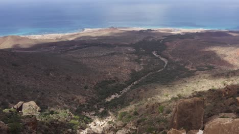 Der-Langsame-Drohnenflug-über-Die-Felsen-Der-Insel-Socotra-Enthüllt-Eine-Tropische,-Jungfräuliche-Landschaft-An-Der-Küste-Des-Indischen-Ozeans