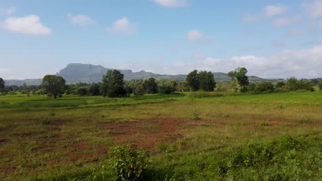 Impresionantes-Paisajes-De-La-Cordillera-De-Trimbakeshwar-Y-Exuberantes-Campos-En-Ghats-Occidentales-De-Maharashtra-En-India