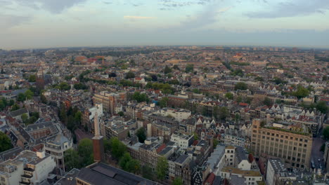 Niedrige-Drohne-Schoss-Bei-Sonnenaufgang-über-Amsterdamer-Reihenhäuser