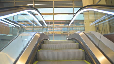 Subiendo-Escaleras-Mecánicas-Modernas-En-El-Aeropuerto