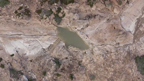 Vista-De-Arriba-Hacia-Abajo-Del-Lago-Natural-En-Medio-De-Las-Rocas