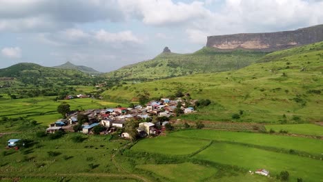 Idyllische-Stadt,-Umgeben-Von-Grüner-Landschaft-In-Der-Nähe-Der-Brahmagiri-Bergkette-In-Den-Westlichen-Ghats-Von-Maharashtra,-Indien