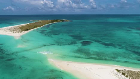 Increíble-Drone-Shot-Paisaje-Gire-A-La-Derecha-Cascada-Isla-Caribeña,-Los-Rocks