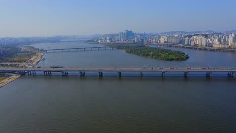 Drohnenschuss,-Der-Tagsüber-über-Den-Han-Fluss-In-Richtung-Der-Mapo-Brücke-In-Seoul-Geschossen-Wird-2