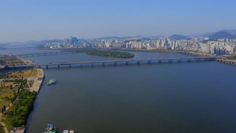 Drohnenschuss,-Der-Tagsüber-über-Den-Han-Fluss-In-Richtung-Der-Mapo-Brücke-In-Seoul-Geschossen-Wird-1