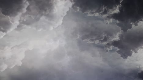 Vista-De-4k-Del-Relámpago-Sobre-El-Cielo-Oscuro-Y-Las-Nubes,-Tormenta