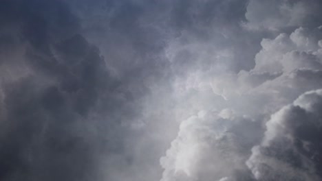 Vista-4k-De-Nubes-Cumulonimbus-Y-Relámpagos-1