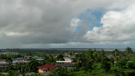 Barrio-Suburbano-De-Suva-Con-Vegetación-Verde-Y-Nubes-Pasando-En-El-Cielo,-Lapso-De-Tiempo