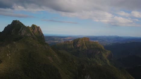 Mirando-Hacia-Abajo-A-Lo-Largo-De-La-Cresta-De-La-Cima-De-La-Montaña-Hacia-El-Horizonte-Azul-Claro