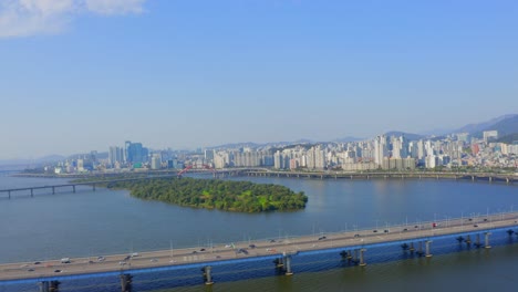 Drohnenschuss,-Der-Tagsüber-über-Den-Han-Fluss-In-Richtung-Der-Mapo-Brücke-In-Seoul-Geschossen-Wird