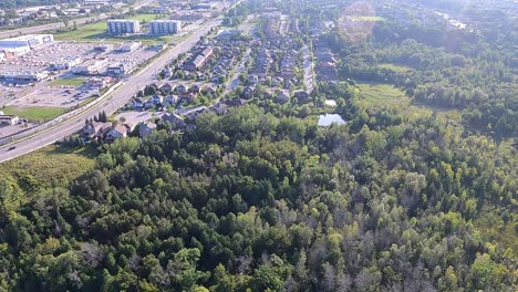 Fliegen-über-Cunndles-Rd-Barrie-Ontario-Drohne-Sieht-Blauen-Himmel-Und-Die-Straßen-7