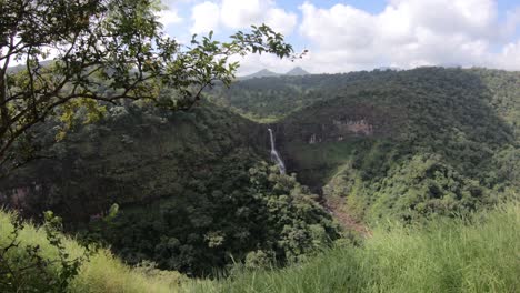 Steile-Berge-Mit-Dugarwadi-wasserfall-In-Trimbakeshwar,-Trimbak,-Maharashtra,-Indien