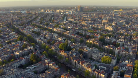 Un-Dron-Cinematográfico-Disparó-Sobre-Los-Icónicos-Canales-Y-Casas-Adosadas-De-Ámsterdam