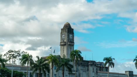 Edificio-Del-Gobierno-Suva-Con-Reloj-De-Torre-Alta-Y-Nubes-Moviéndose-En-Segundo-Plano,-Lapso-De-Tiempo