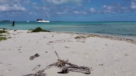 Los-Niños-Juegan-En-El-Agua-Del-Mar-Caribe-Isla-Solitaria-En-El-Mar-Caribe,-Los-Roques