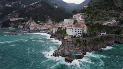 Embravecido-Mar-Tirreno-En-La-Costa-Del-Acantilado-De-Amalfi,-Destino-Turístico-Del-Sur-De-Italia