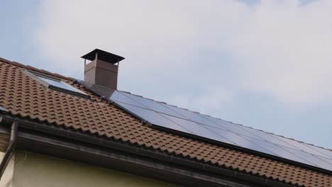Einfaches-Solargitter-Panel,-Das-Den-Heimzeitraffer-Mit-Strom-Versorgt