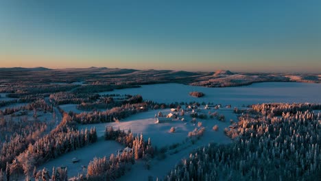 Luftbild-Um-Häuser-In-Der-Arktischen-Wildnis-Des-Schneebedeckten-Lapplands---Kreisend,-Drohnenaufnahme