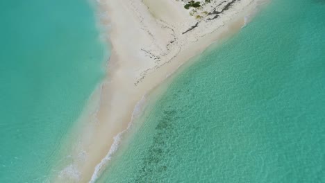 DRONE-Top-view-white-sand-beach-Cayo-de-agua-island,-isthmus-Paso-de-Moisés-Los-Roques