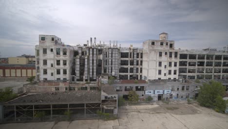 Vista-De-Dron-4k-De-Planta-De-Fabricación-Abandonada-En-Detroit-16