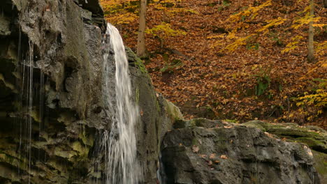 Aufnahmen-Eines-Wassers-Aus-Einer-Felsigen-Lücke