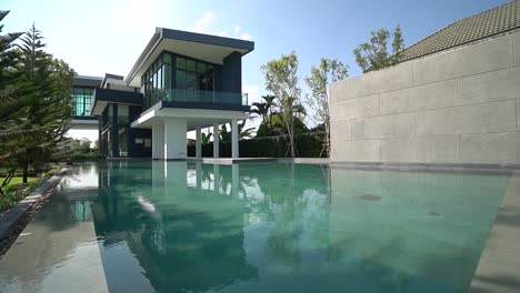 Diseño-Exterior-Moderno-Y-Minimalista-De-Villa-Con-Piscina,-Sin-Gente