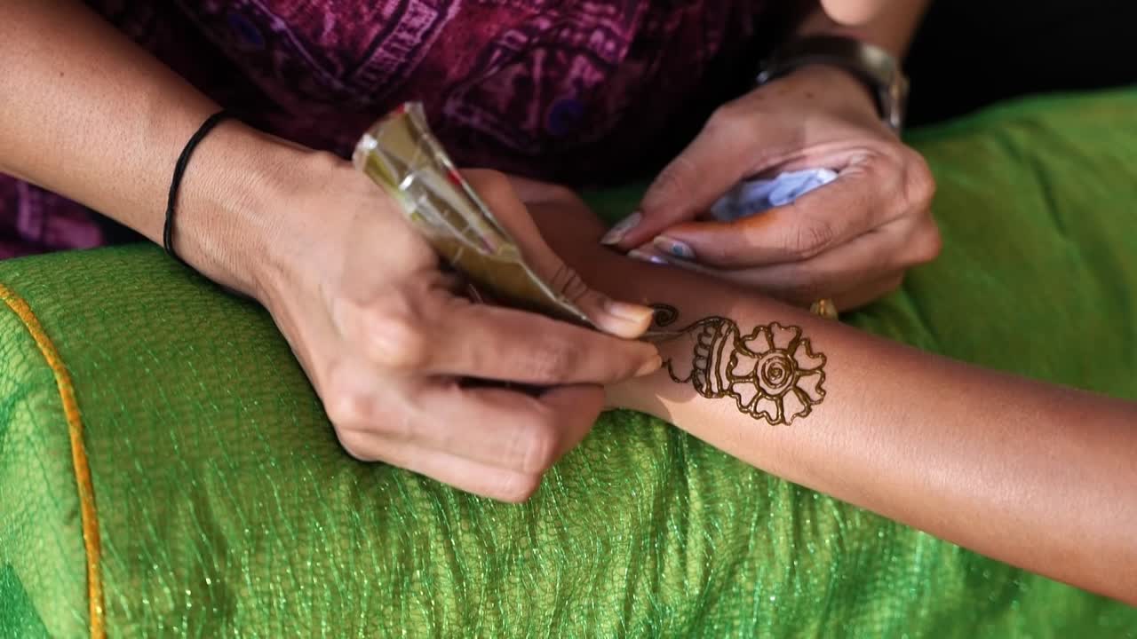 Beautiful Heart Shape Mehndi Design♥️ #mehndi #viral #shorts #youtubeshorts  #sunithasmehndiart from mehendi design mp4 Watch Video - HiFiMov.co