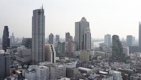 Die-Unglaubliche-Skyline-Von-Bangkok-Und-All-Die-Beeindruckenden-Wolkenkratzer-Kurz-Vor-Sonnenuntergang
