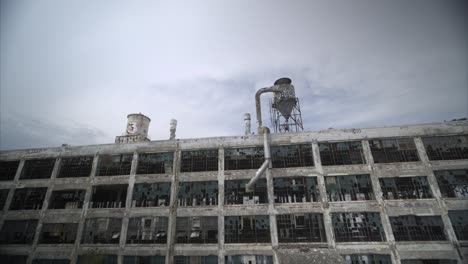 Vista-De-ángulo-Bajo-4k-Drone-De-Planta-De-Fabricación-Abandonada-En-Detroit