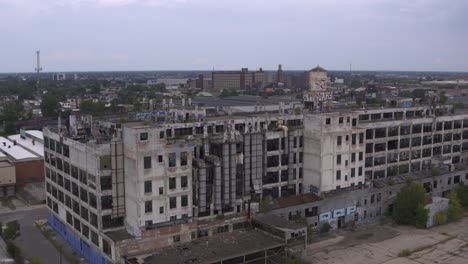 Vista-De-Dron-4k-De-Planta-De-Fabricación-Abandonada-En-Detroit-21