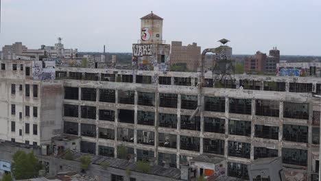 Vista-De-Dron-4k-De-Planta-De-Fabricación-Abandonada-En-Detroit-19