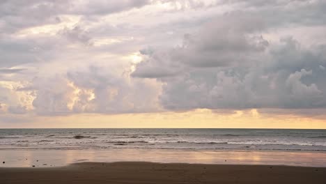 Costa-Rica-Strandlandschaft-Hintergrund-Mit-Copyspace-Bei-Sonnenuntergang-An-Der-Pazifischen-Küste,-Küstenlandschaft-Mit-Dramatischen-Sonnenuntergangswolken-Und-Wellen-Durch-Ballena-Marine-National-Park