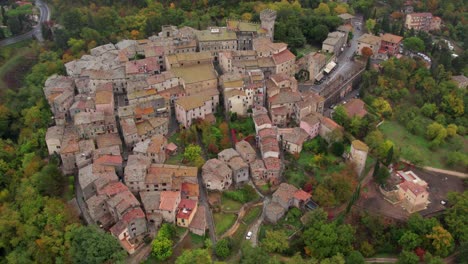 Ciudad-Italiana-Construida-Sobre-Una-Colina-Boscosa-En-La-Toscana-Rural,-San-Casciano-Dei-Bagni