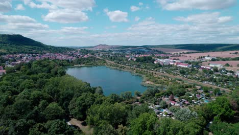 Großer-Blauer-See-In-Sondershausen,-Deutschland,-Luftdrohnenaufnahme