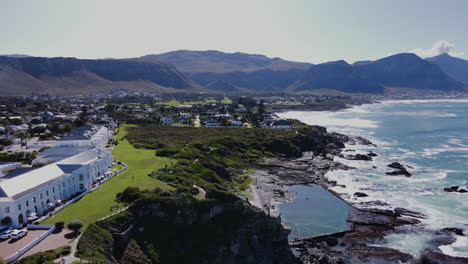 Escénica-Capital-De-Ballenas-De-Sudáfrica-Entre-El-Océano-Y-Las-Montañas,-Hermanus-Drone