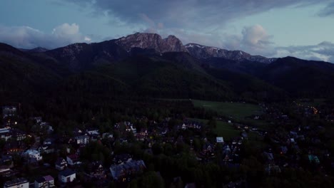 Nächtliche-überführung-Von-Zakopane,-Polen,-Einem-Ferienort-An-Der-Tatra,-Und-Seiner-Atemberaubenden-Traditionellen-Architektur