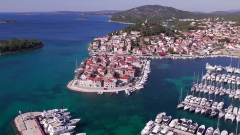 Idyllische-Tribunj-Stadt-In-Kroatien-An-Der-Dalmatinischen-Meerküste-Mit-Booten-Im-Hafen