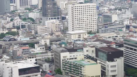 Die-Beeindruckende-Skyline-Von-Bangkok-Und-All-Die-Vielen-Wolkenkratzer,-Die-Diese-Stadt-Hat