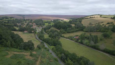 Annäherung-An-Hutton-Le-Hole-Von-Süden-Durch-Ein-Steiles,-Bewaldetes-Tal