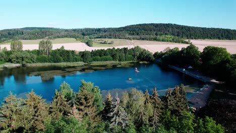 Verlassener-Wasserpark-An-Einem-Kleinen-Hellblauen-See-An-Einem-Sommertag