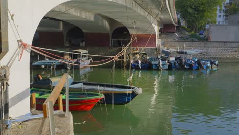 Foto-De-Un-Muelle-Bajo-Un-Puente-Durante-El-Día