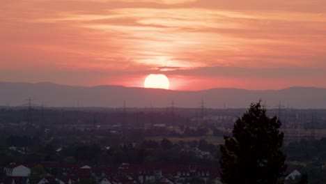 Timelapse-Del-Atardecer-Sobre-Montañas-Y-Cielo-Rojo