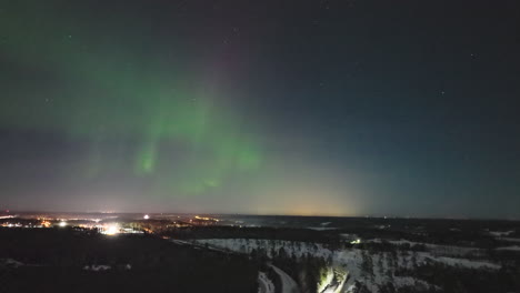 Hyperlapse-drohnenaufnahme-Von-Nordlichtern-über-Einer-Stadt,-Winternacht-In-Südfinnland