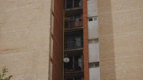Una-Toma-En-Cámara-Lenta-Inclinada-Hacia-Arriba-Que-Revela-Los-Balcones-De-Un-Antiguo-Edificio-Comunista-En-Bucarest,-Rumania
