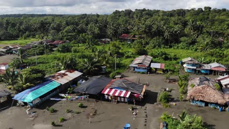 Drone-Filmado-En-4k-Sobre-Casas-En-La-Playa-Del-Pacifico-Colombiano